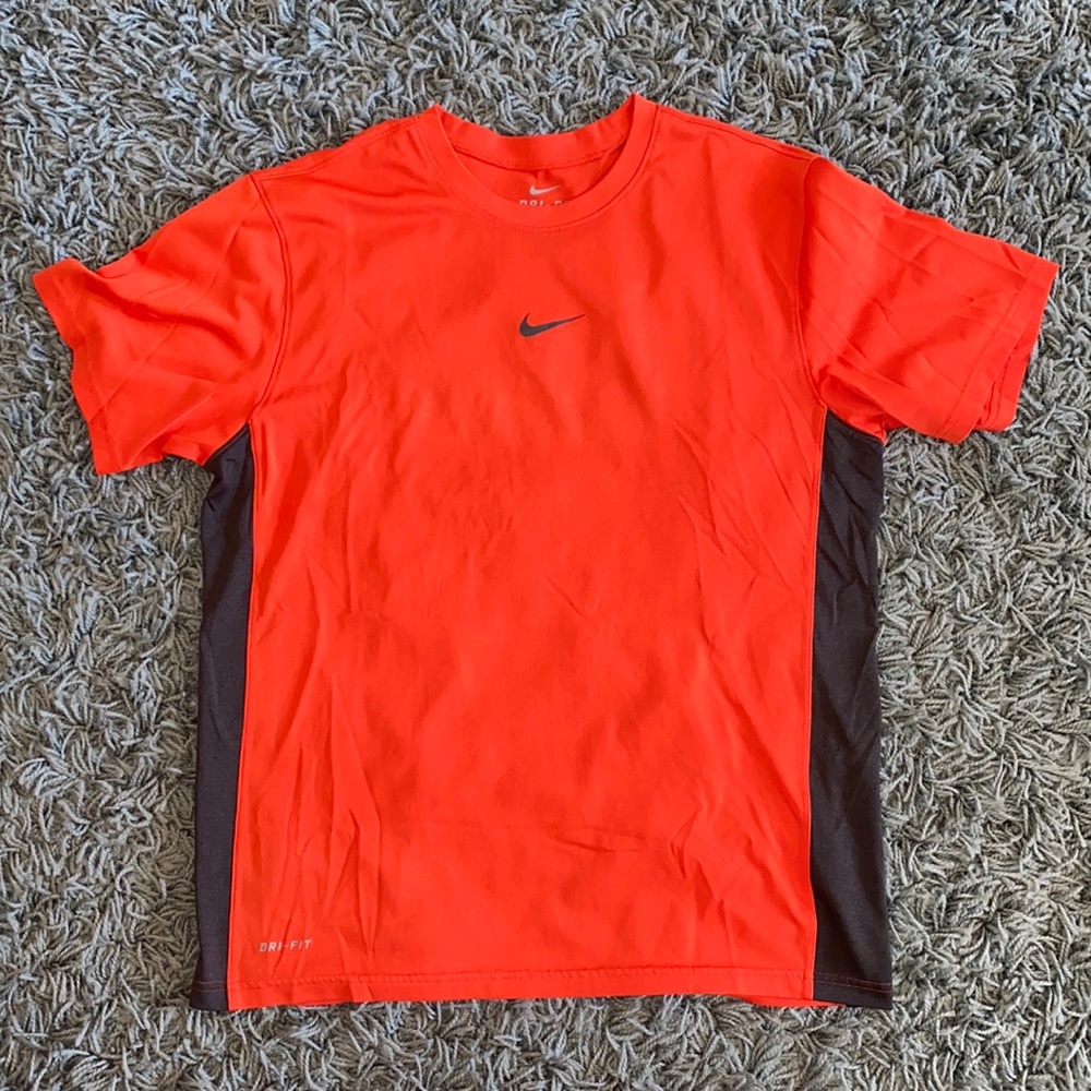 MENS NIKE T-SHIRT SIZE MEDIUM